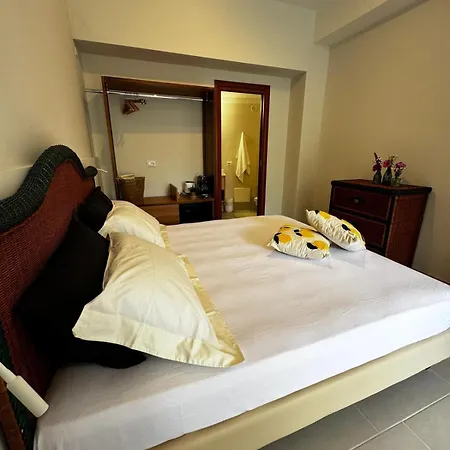 Vida Locrese Con Piscina Salata