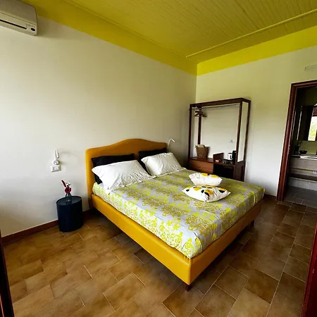 Vida Locrese Con Piscina Salata Gerace