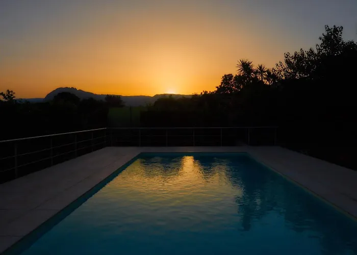 Vida Locrese Con Piscina Salata 杰拉切