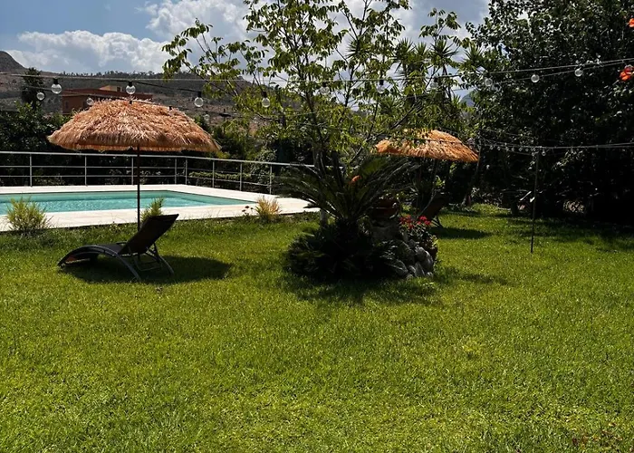 Vida Locrese Con Piscina Salata 杰拉切