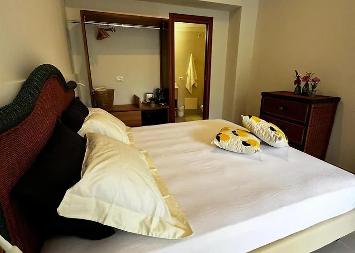 Vida Locrese Con Piscina Salata