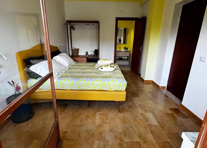 Vida Locrese Con Piscina Salata