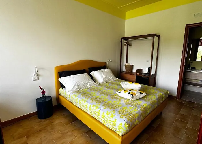 Vida Locrese Con Piscina Salata 杰拉切