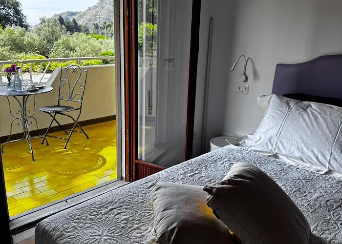 Vida Locrese Con Piscina Salata 杰拉切