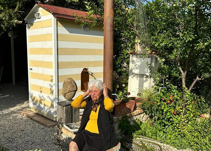 Vida Locrese Con Piscina Salata